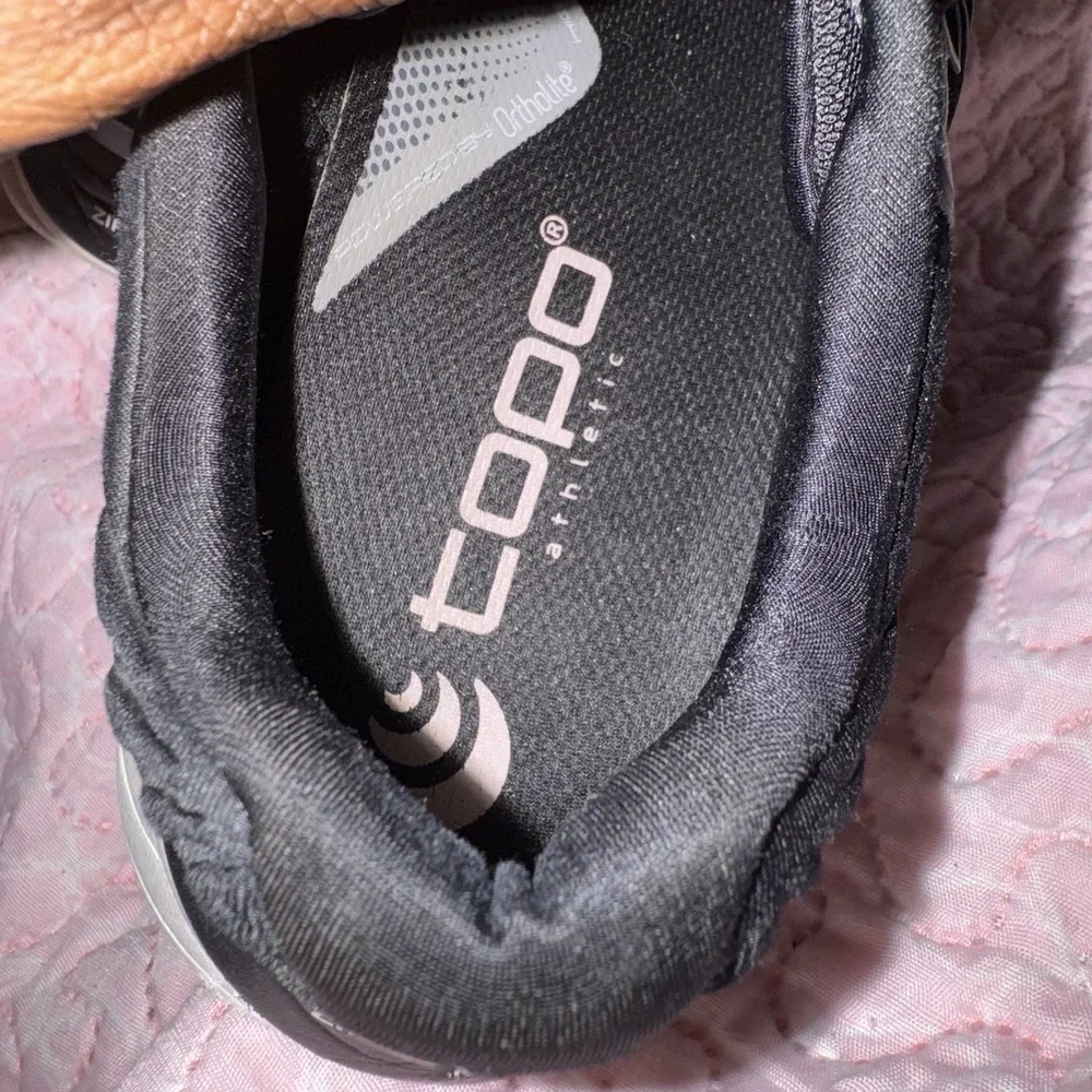 Topo Athletic Atmos Sneaker Women Size 9 Black White ZipFoam Lightweight Running